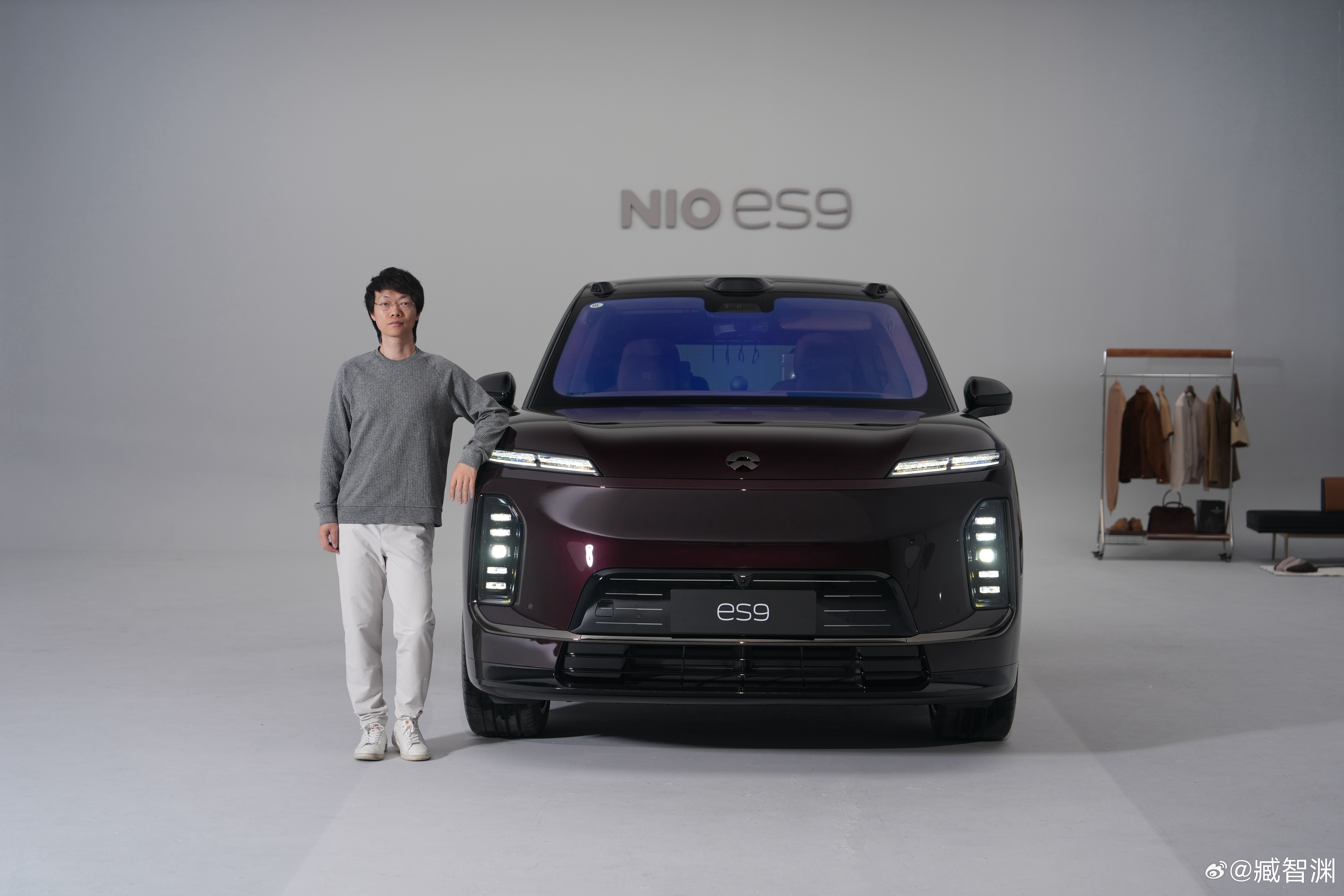感受一下蔚来ES9的体量，颜色是星云红配23寸黑色套件。明天9点发视频噢蔚来
