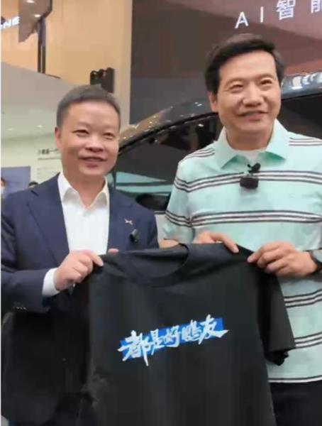 今年的北京车展，T恤喧宾夺主成为了主角。雷军现身今天的北京车展，这次不同往年，营