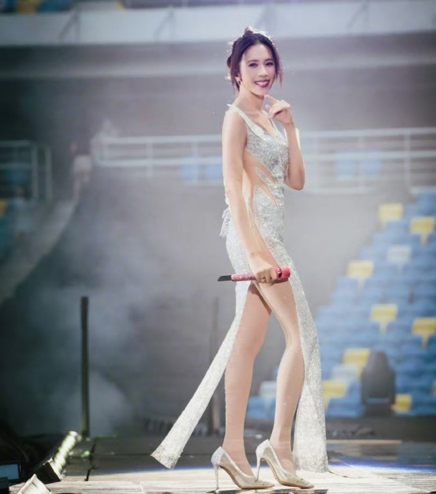 莫文蔚演唱会深v➕双高开莫文蔚大秀一场演唱会莫文蔚 ​​​
