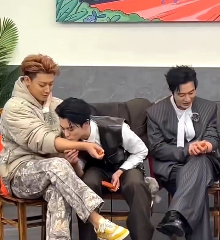 王鹤棣亲了黄子韬一口 内娱活人兄弟情太疯了！王鹤棣就这样水灵灵亲上了黄子韬的手臂