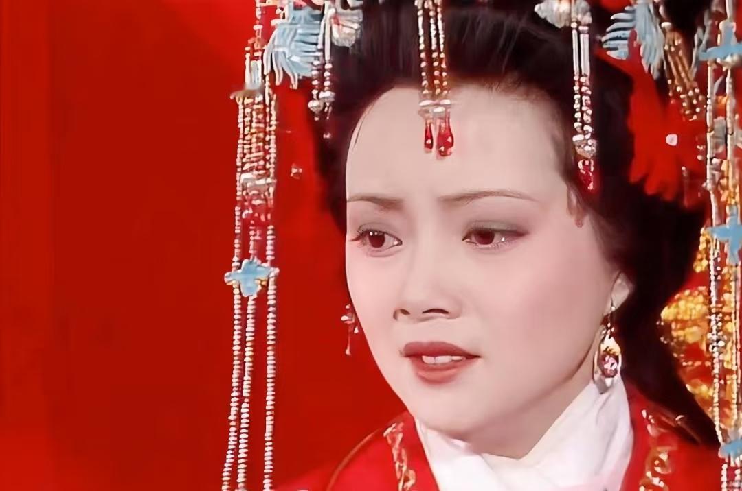 薛宝钗也曾知晓何为“良辰美景奈何天”，也曾藏过属于自己的少女心事。  然而，自薛