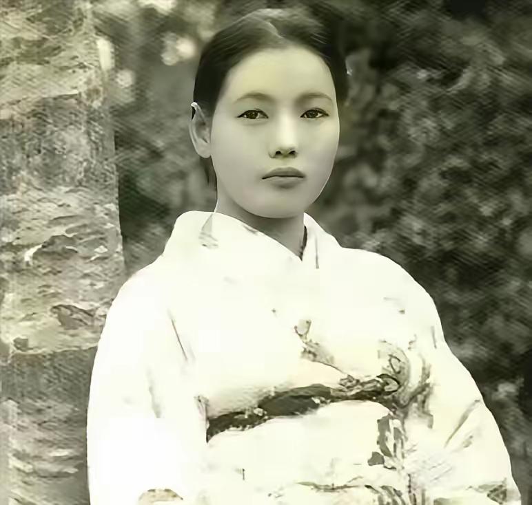 1978年，重庆江津白沙镇一名农妇正在喂猪，几辆轿车突然到访，来人告知她有来自日