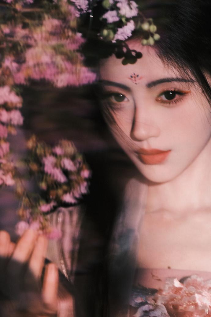 #鞠婧祎中秋光影大片##鞠婧祎抚花光影写真# ​鞠婧祎抚花光影写真中的画面质感很