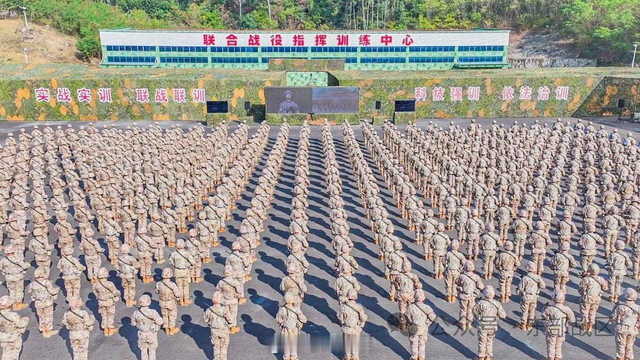 #迷彩军恋[超话]#千人方阵、整齐列队军容严整、步伐整齐随着指挥员一声令下官兵纷