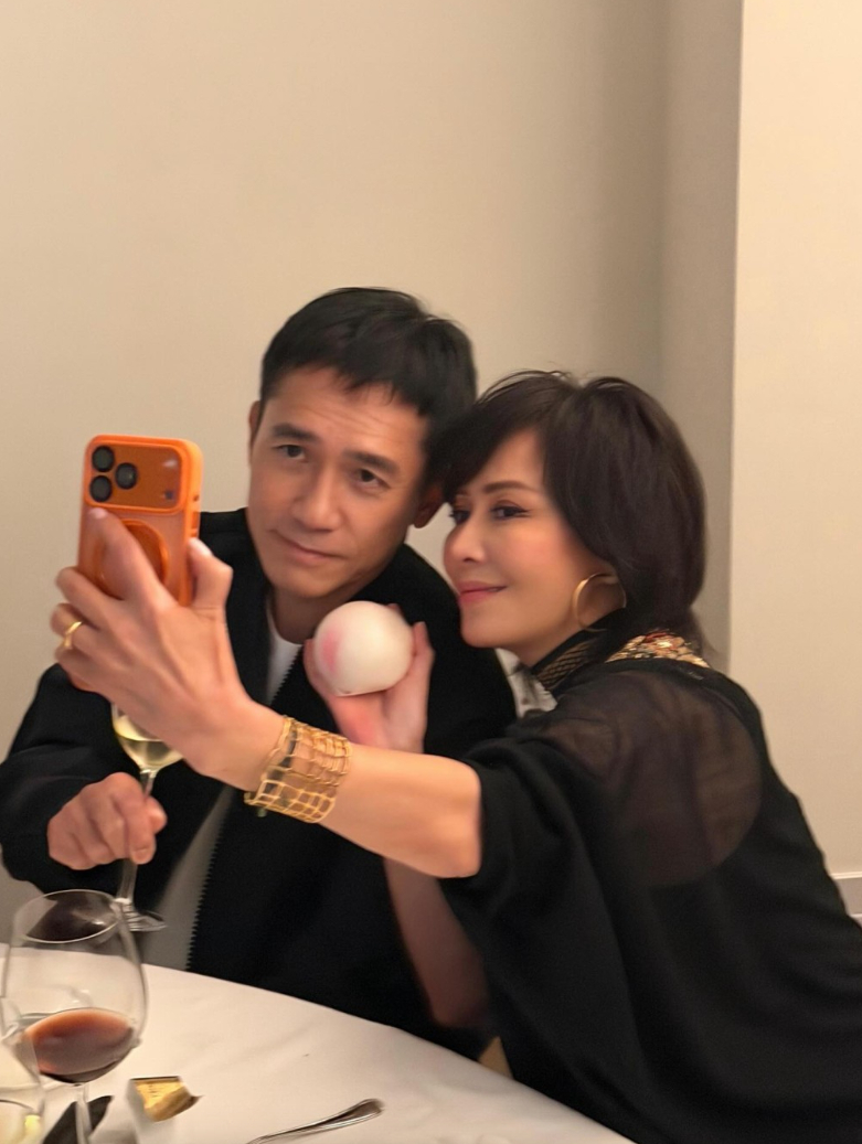 刘嘉玲提前过60岁生日，和老公伟仔甜蜜自拍。 