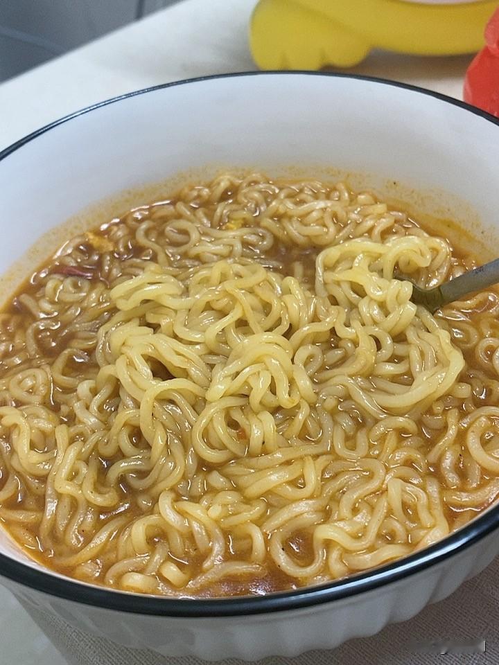 今天晚餐给孩子吃个泡面，我就不吃了，孩子的爸出去喝酒了。

婚后的苦日子我过了8