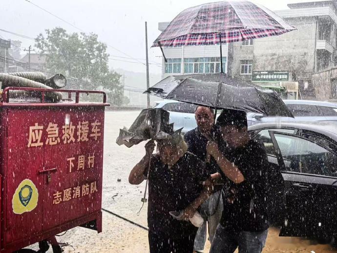 台州这群人风雨中死守水库大坝42小时 车头安水库，是那两天天台最紧的一根弦。水位