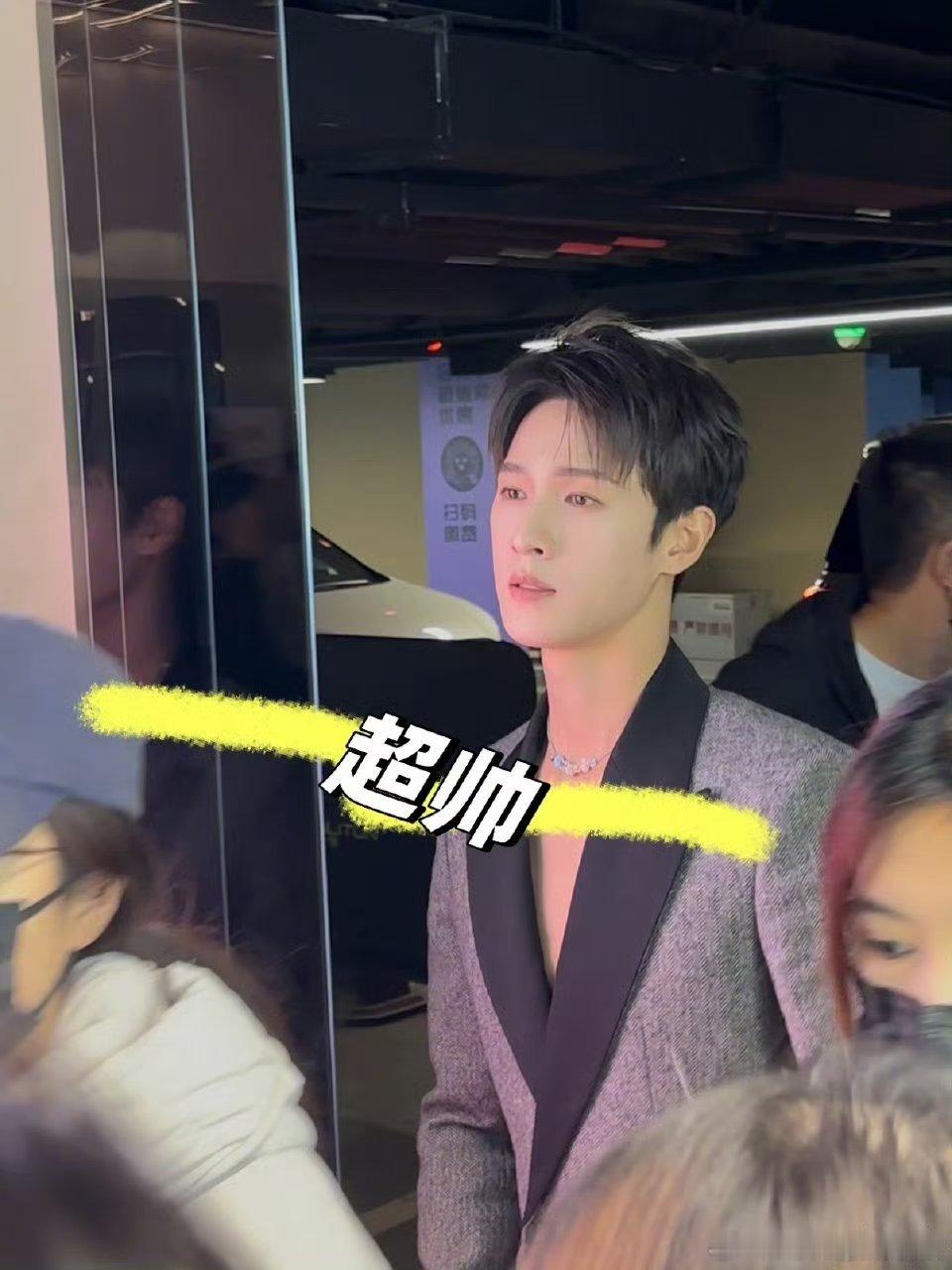 李昀锐今日活动造型路透，深 V 真空西装🥵🥵 