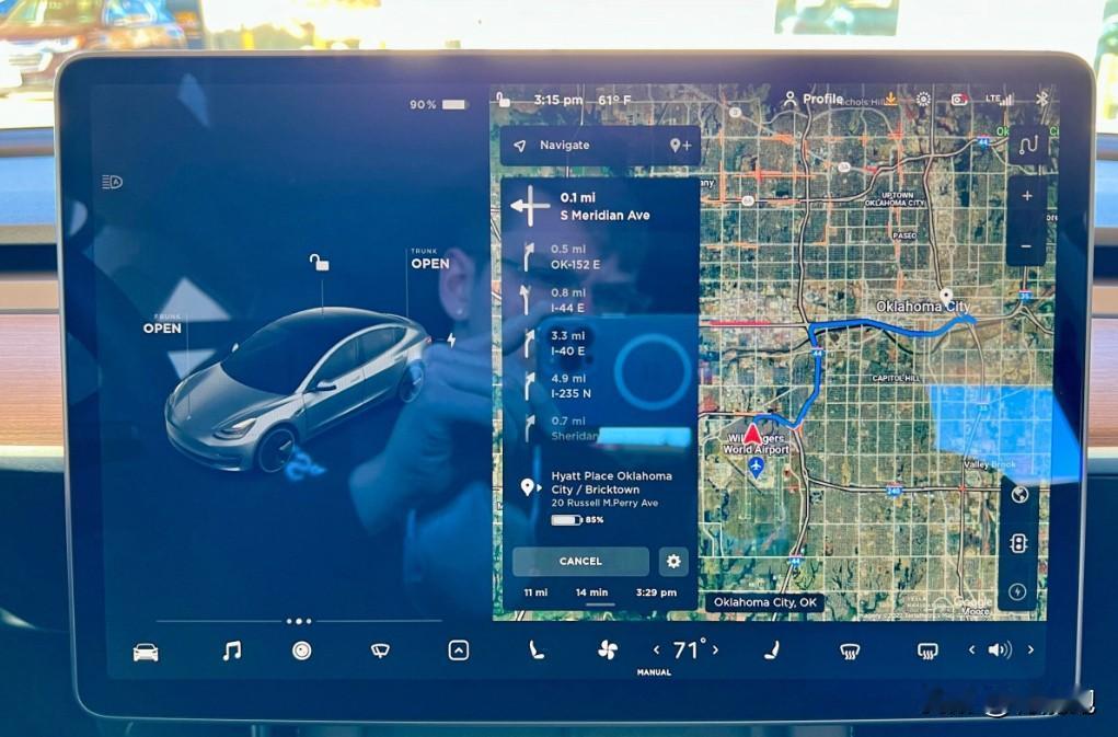开特斯拉这么多年，唯一让我想吐槽到天荒地老的，就是这个导航语音。
每次变道，它那