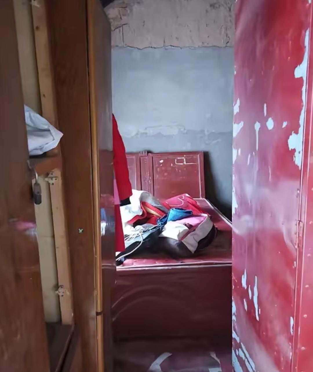 广东汕头一间不到40平米的出租屋里，有个女人每天凌晨3:30准时从隔壁男人的床上