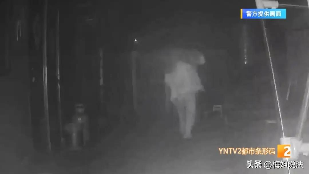 云南昆明，男子去朋友家吃饭，看上了他家储藏室的火腿，半夜偷偷潜入朋友家，偷走了两