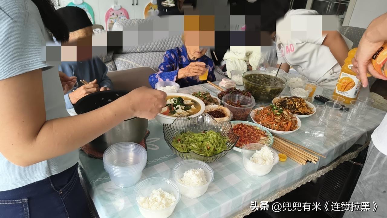 婆媳相处别硬凑：保持“分寸感”比掏心掏肺更长久
 
“婆婆塞的旧衣服该不该要？”