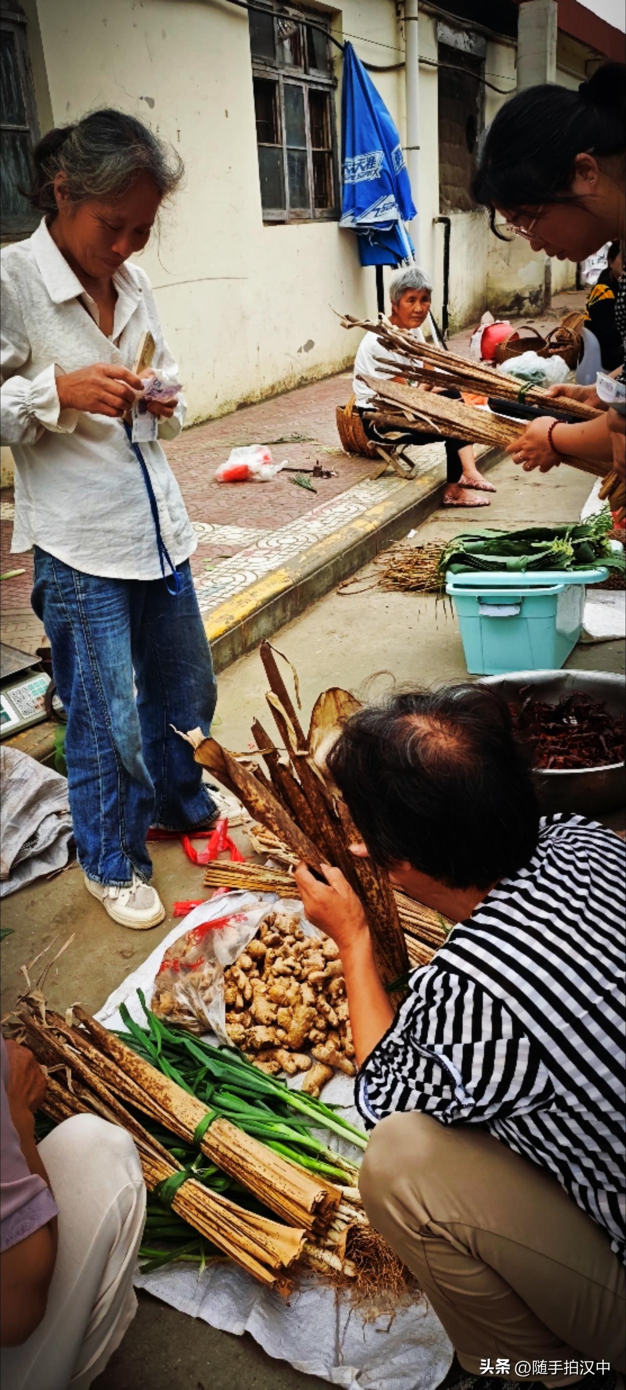 端午，百姓日子里的传统习俗到现在仍然流传。菖蒲和艾草悬挂在门口，手腕上系五色丝线