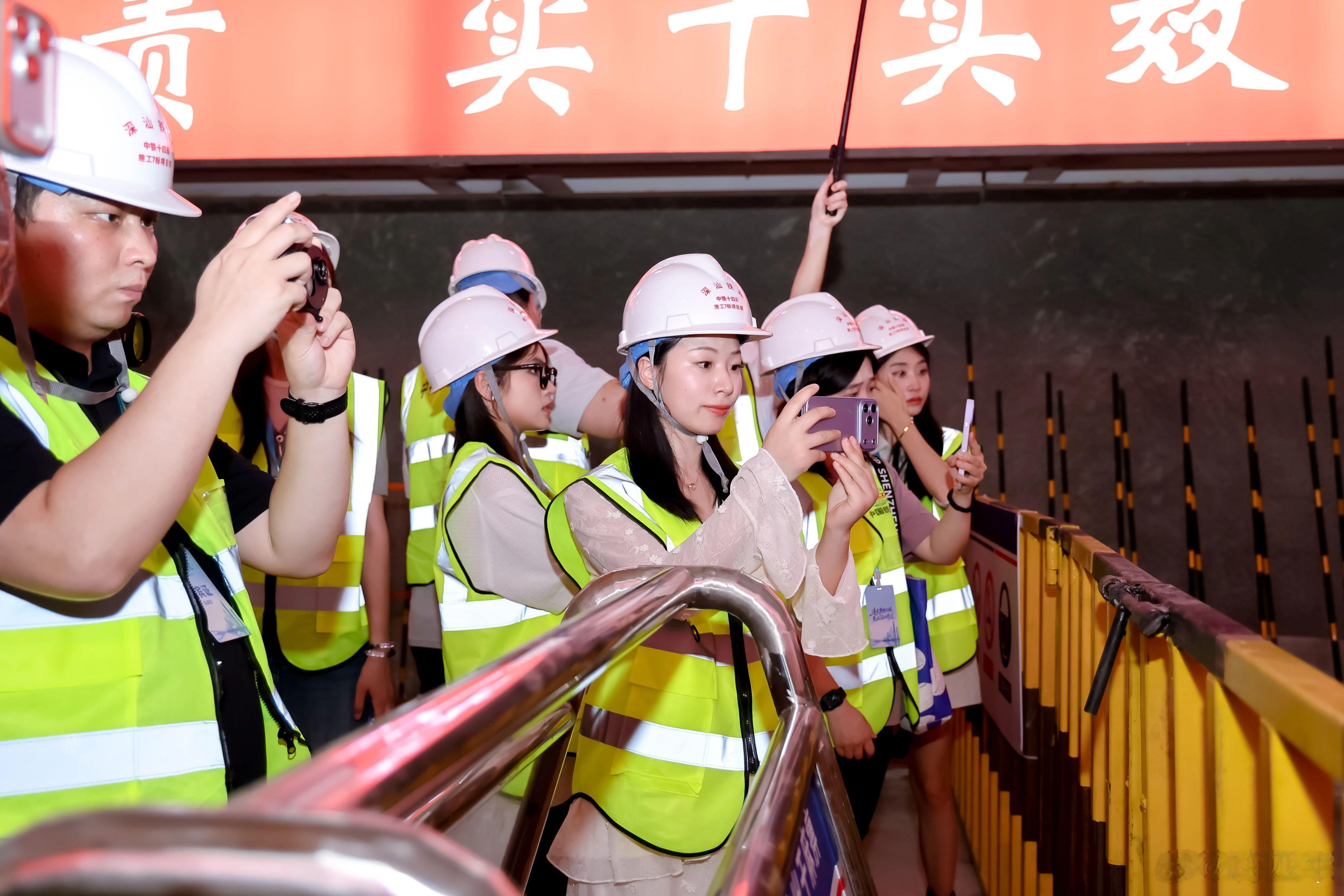 2026网络名人看深圳网络大V打卡深汕铁路，他们说“这是真正的高级浪漫” 