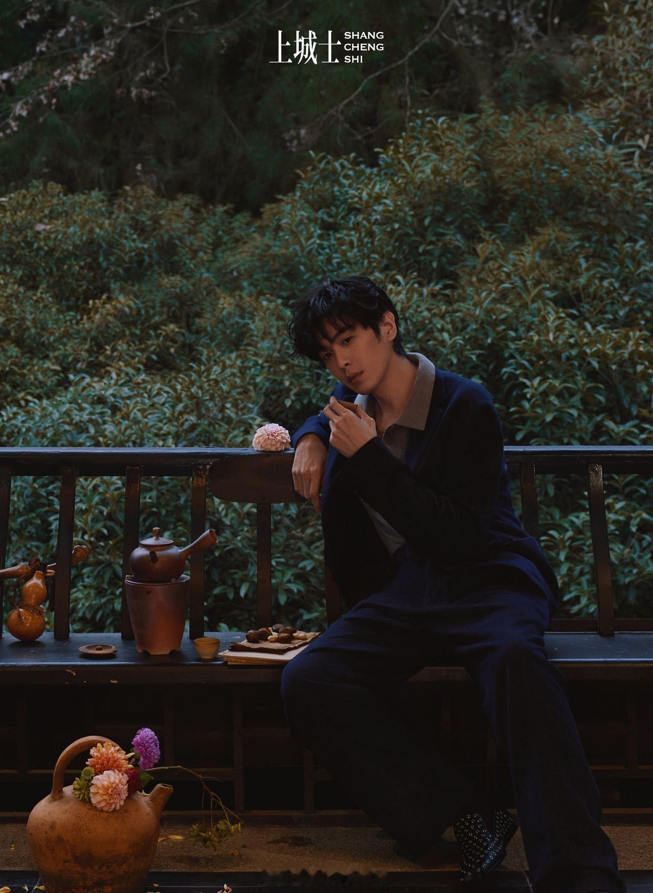 张若昀梳了丸子头 内娱古风氛围感天花板非他莫属！《上城士》杂志帅疯了！头顶随性丸