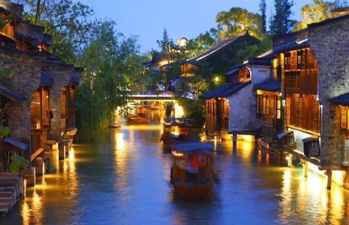 乌镇的夜，是山水画的墨池，是古诗词的灵境，是古琴曲的低徊。 