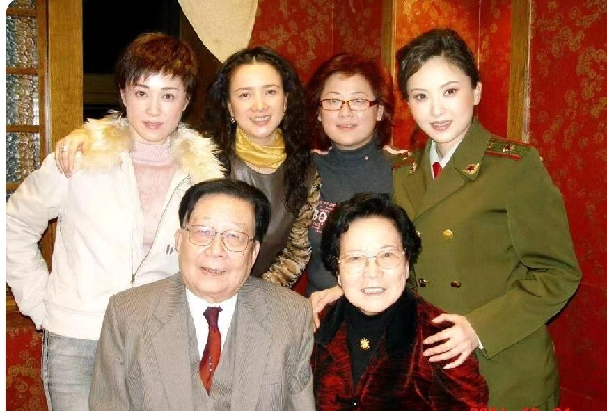 这是几个演艺圈的人合影留念。
       前面坐着的二位长者，看样子也是七十好