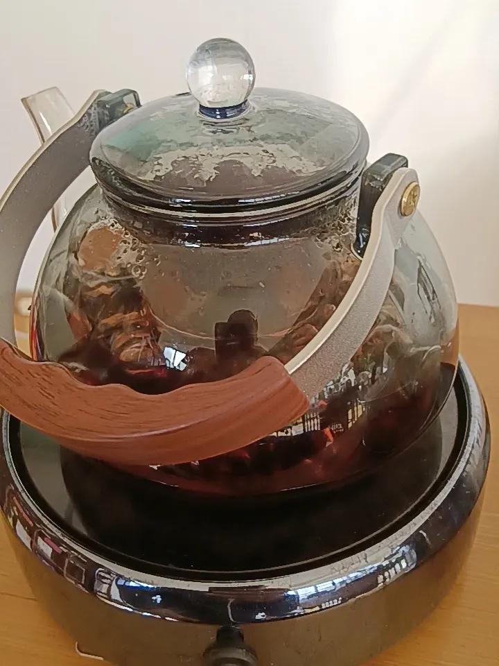 煮茶，工作，与家长聊天。聊现在的就业形式，聊学历贬值，聊这个冬天真的很冷——卜之