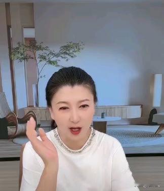 闫学晶的父亲曾经当村长的时候，村里欠了几十万。就是靠着种玉米不光把外债还清了，还
