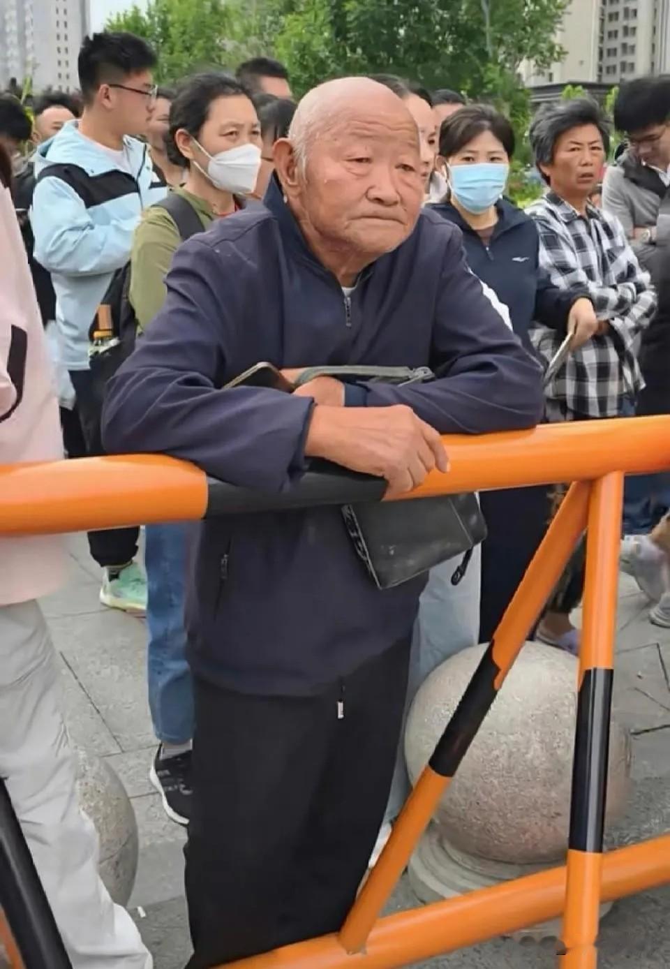 泪目！山东菏泽icon，77岁爷爷陪孙子高考，考完后，少年走出考场，一把搂住白发