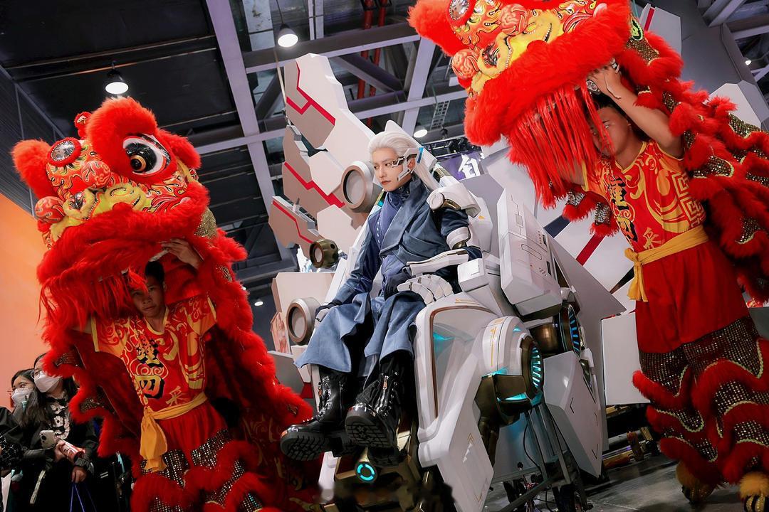 #赛博舞狮燃炸了# 救命！！第一次在漫展现场看舞狮，这就是国潮吗白荆回廊你别太会