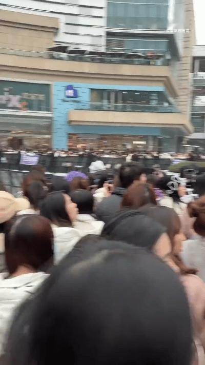 昨晚空降通知活动，王鹤棣今天成都线下人气怎么样？ 