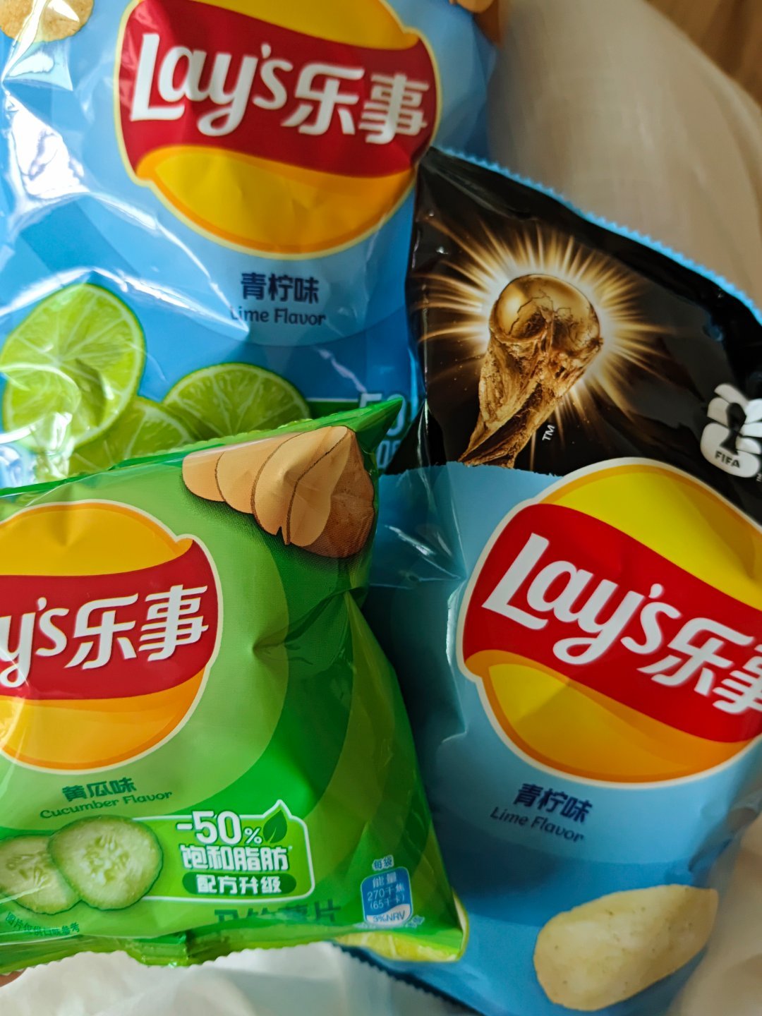 回到这个没有wifi空调的老家，唯一的安慰是吃青柠味的薯片