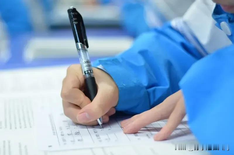 教育部出台《进一步加强中小学生心理健康工作十条措施》，明确不得以考试成绩对学生进