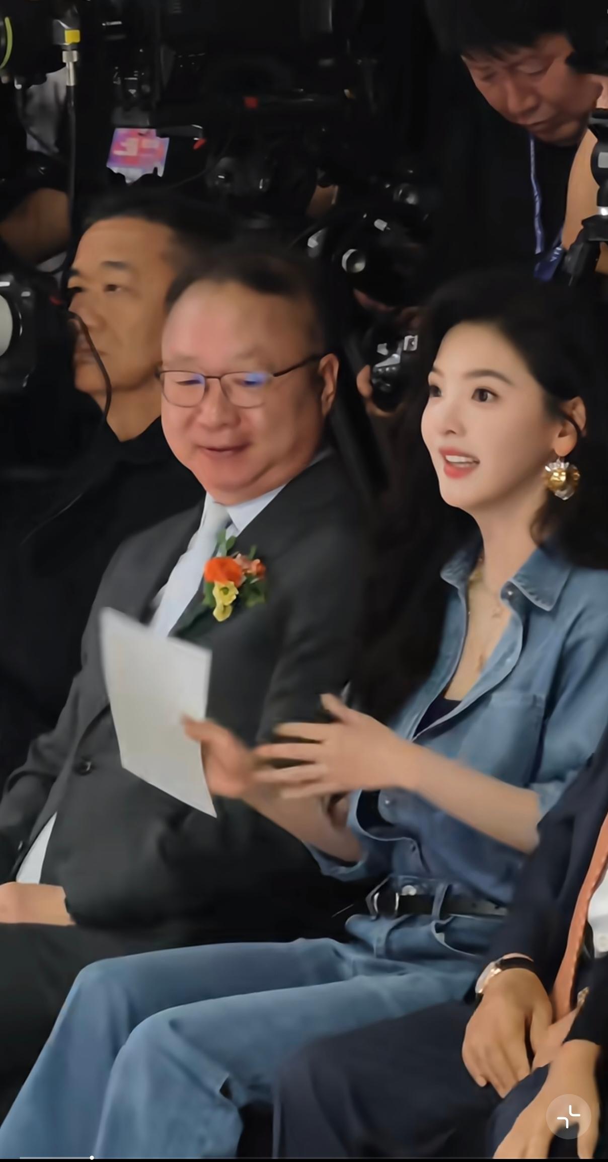 给真维纳斯代表的章若楠的大方松弛，真的很讨喜，这样的女孩是从小因为美貌从小被偏爱