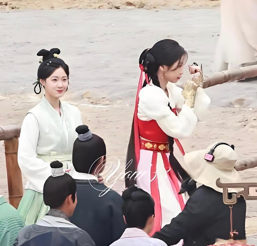现在的古偶演丫鬟的演员都这么漂亮了吗？在女主旁边一点都不逊色 