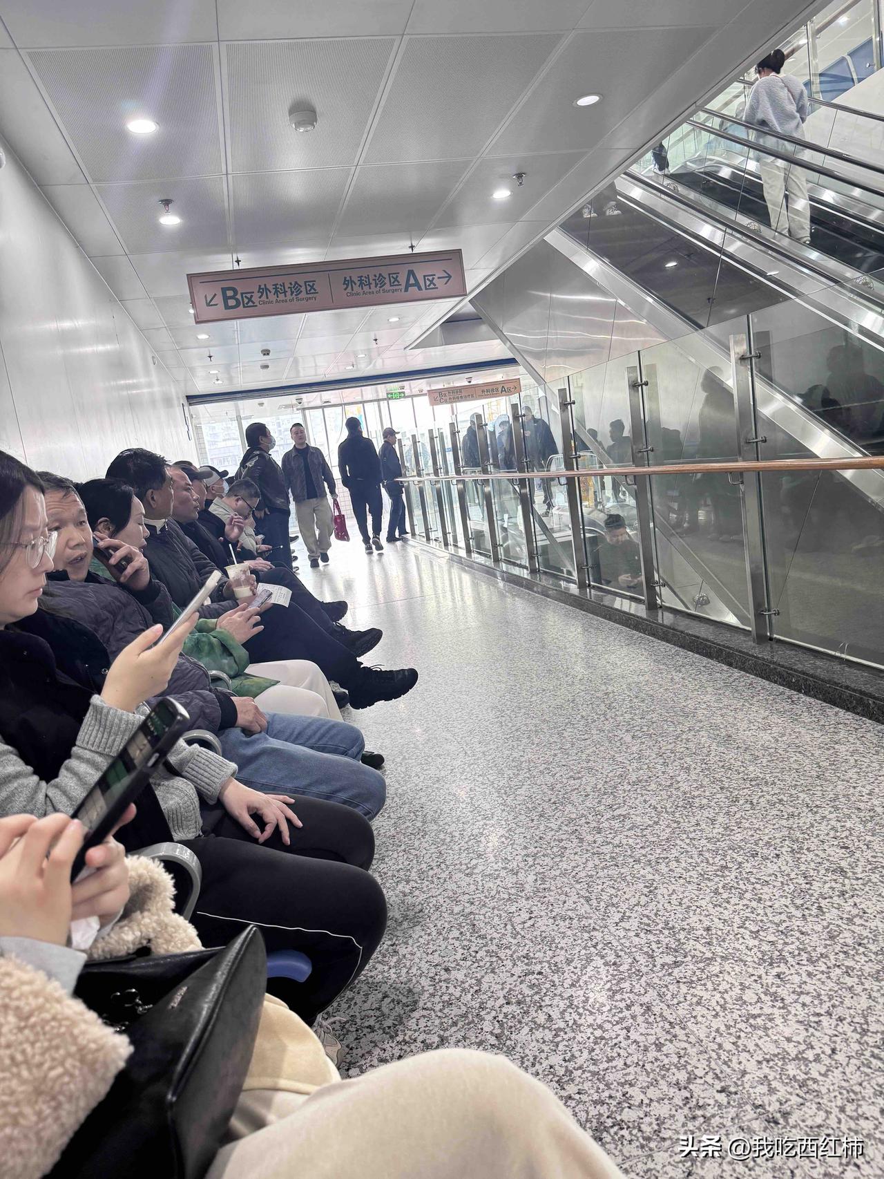 带老人到同济看病，没点体力真扛不住……
现在的医院，没有子女陪着，老人几乎寸步难