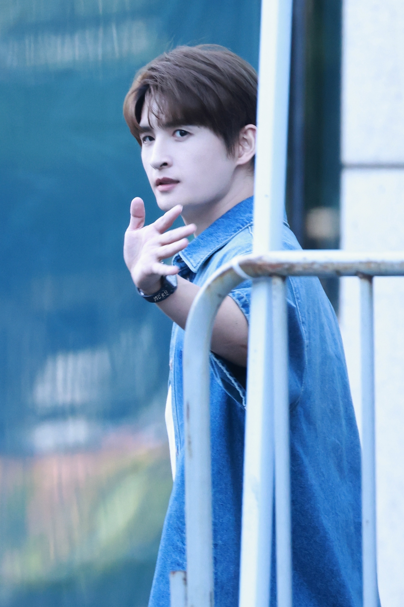 #张远牛仔男大#浪姐披哥合作啦，张远天赐的声音录制上班图好帅好清爽一个牛仔男大！