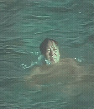 1965年，伟人横渡长江（游泳）的珍贵录像。万里长江横渡，极目楚天舒。