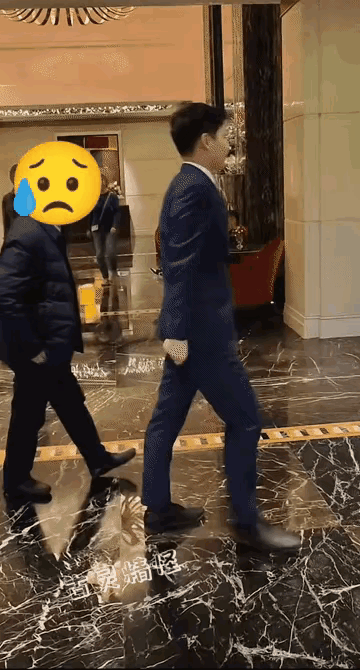 面对百万网红伸出的双手，富豪慈善家曹德旺冷冷的看了他一眼，然后很冷漠的离开。而这