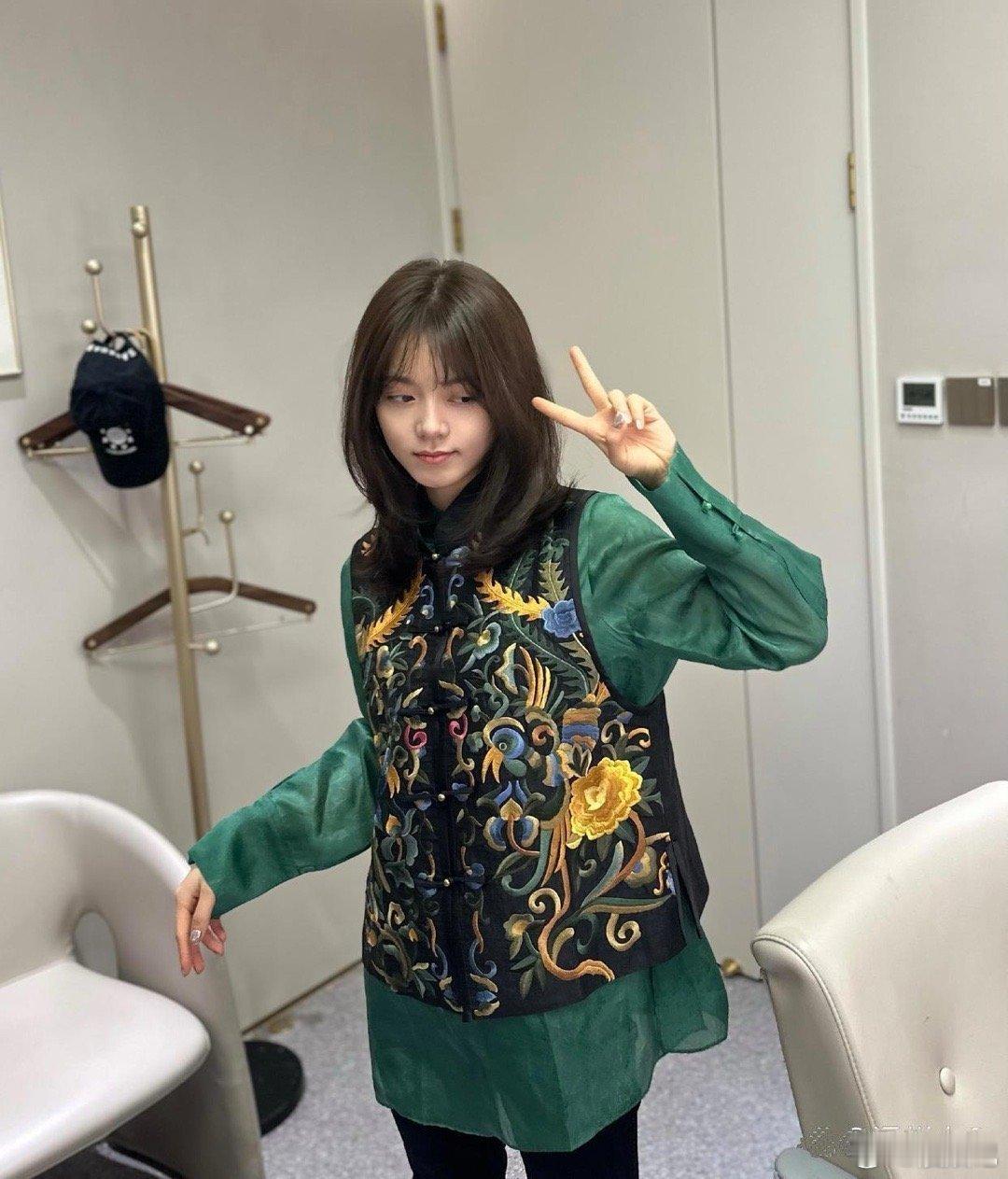 赵今麦穿新中式像是小孩偷穿大人衣服。。 ​​​