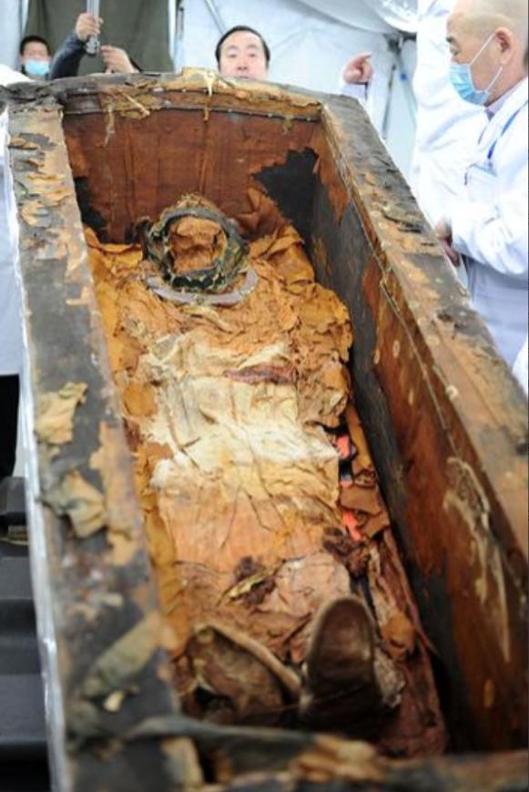 1982年，四川挖出一具遗骸，脚带七公斤大铁链，脚踝钉着四颗大铆钉，经考证，此人