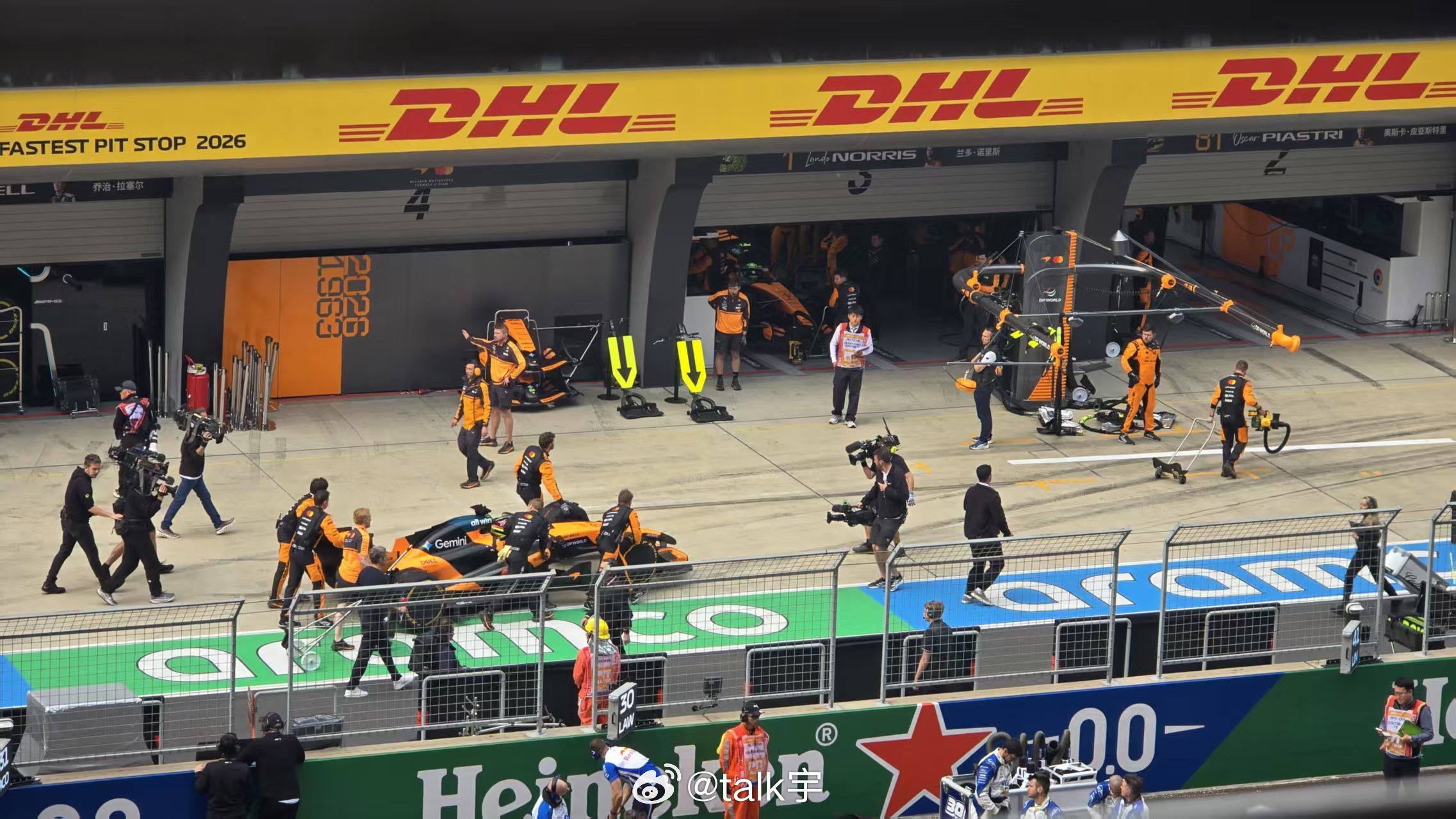 前线特派员战报。皮亚斯特里的赛车也被推进P区这就是木瓜规则嘛！一台被推进去了，那