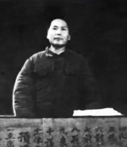 1935年9月22日，红军走出草地，来到甘肃宕昌县哈达铺，这里是红军的加油站，进