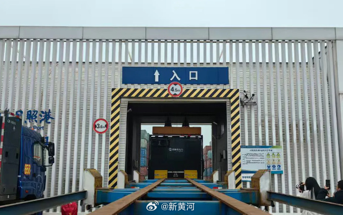 【#日照港运输车辆将100%全电动化#】3月18日，新黄河记者从山东港口集团了解