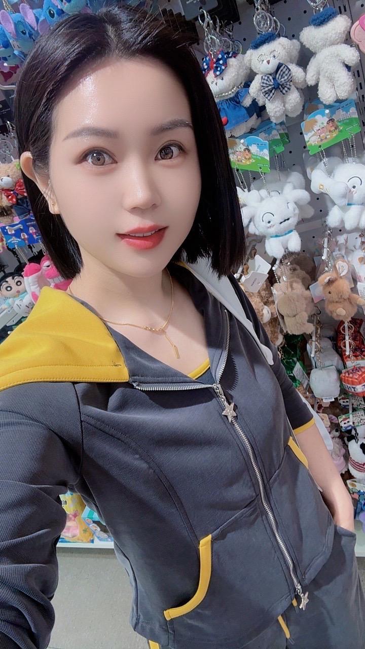 初听是姑娘，再听是阿姨， 句句不提青春，句句唱的是青春， 歌还是当年的...