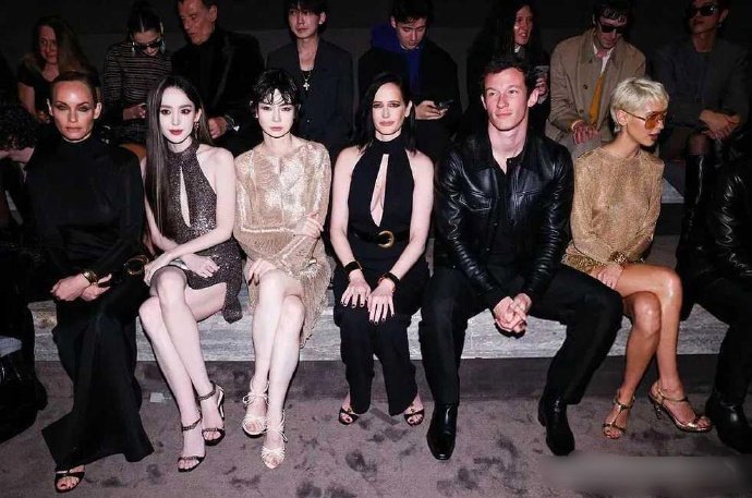 有人能认出来这张图中的戚薇嘛 ​​​