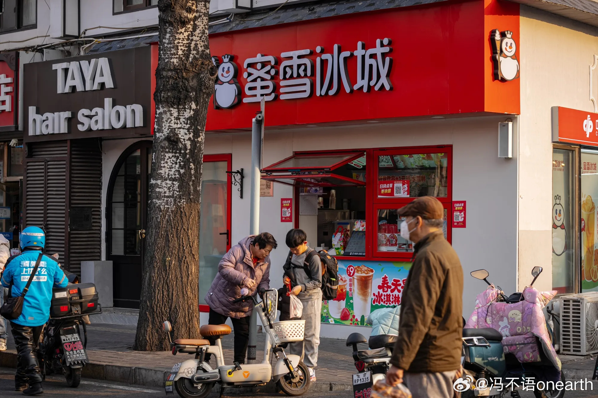 自 2025 年 6 月高点以来，蜜雪冰城股价已下跌近一半。UBS 在 1 月份