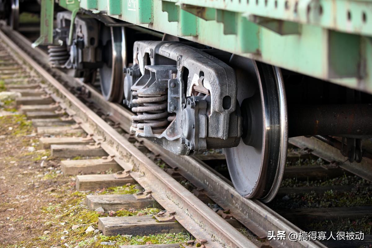 乌克兰铁道游击队炸毁了位于俄罗斯联邦奥廖尔州的一段铁轨，顺便带走了2名负责守卫的