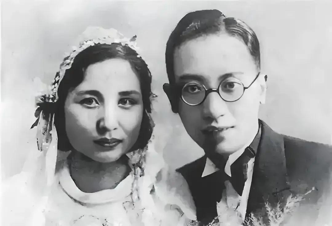 2005年，95岁的费孝通临终前，拉着女儿的手叮嘱：“我死后，不要把我和你们母亲