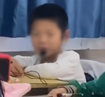 终究还是拜倒在家长脚下！给孩子戴“小蜜蜂”的老师，迫于压力已经离职。
 
这种惩
