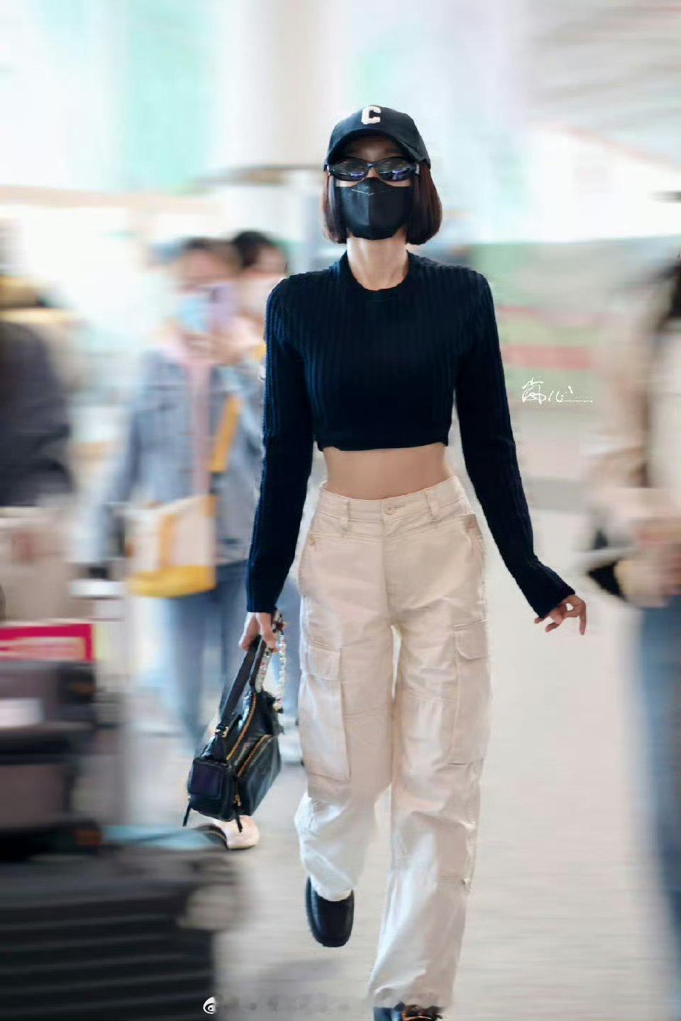 秦岚的腰这不仅是身材好，更是自律和生命力的体现！姐姐由内而外都在发光，太为我们岚