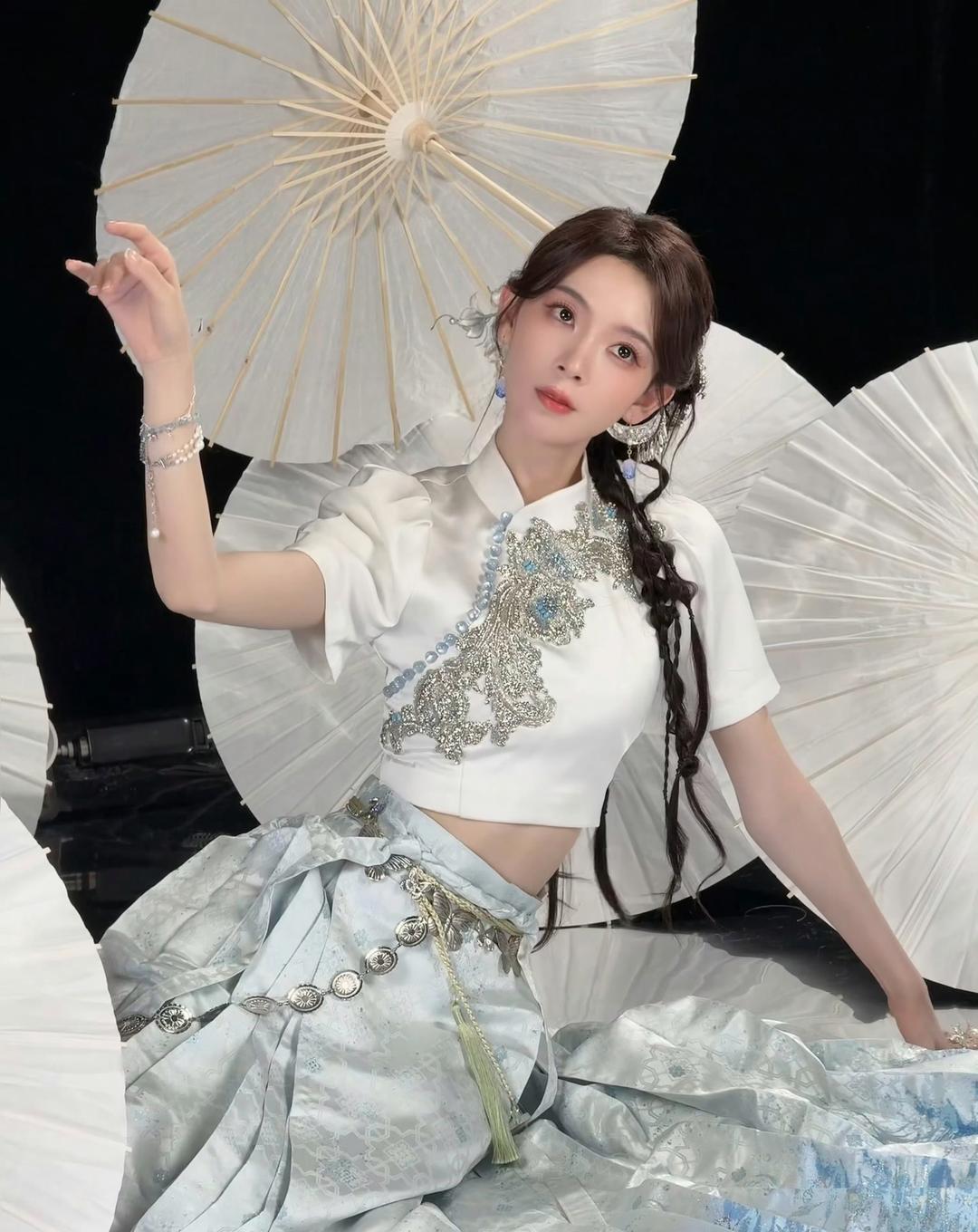 陈瑶这一趟《浪姐》确实没白去。节目一播，热度明显上来了，主动找上门的本子也跟着多