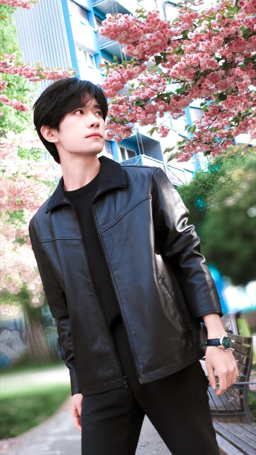 #易烊千玺[超话]#书的故事或许有结局，但我和你的没有 ​​​