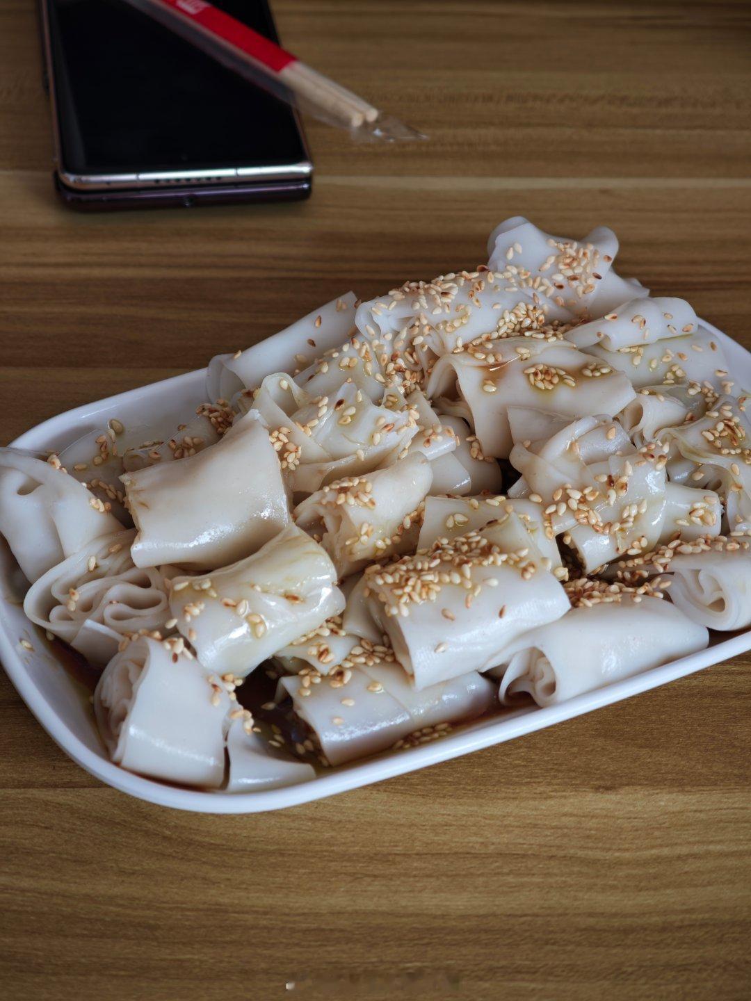 从茂名回广州三百多公里要七个小时~那我们先找个地儿吃个饭~充满电~爱怎么堵怎么堵