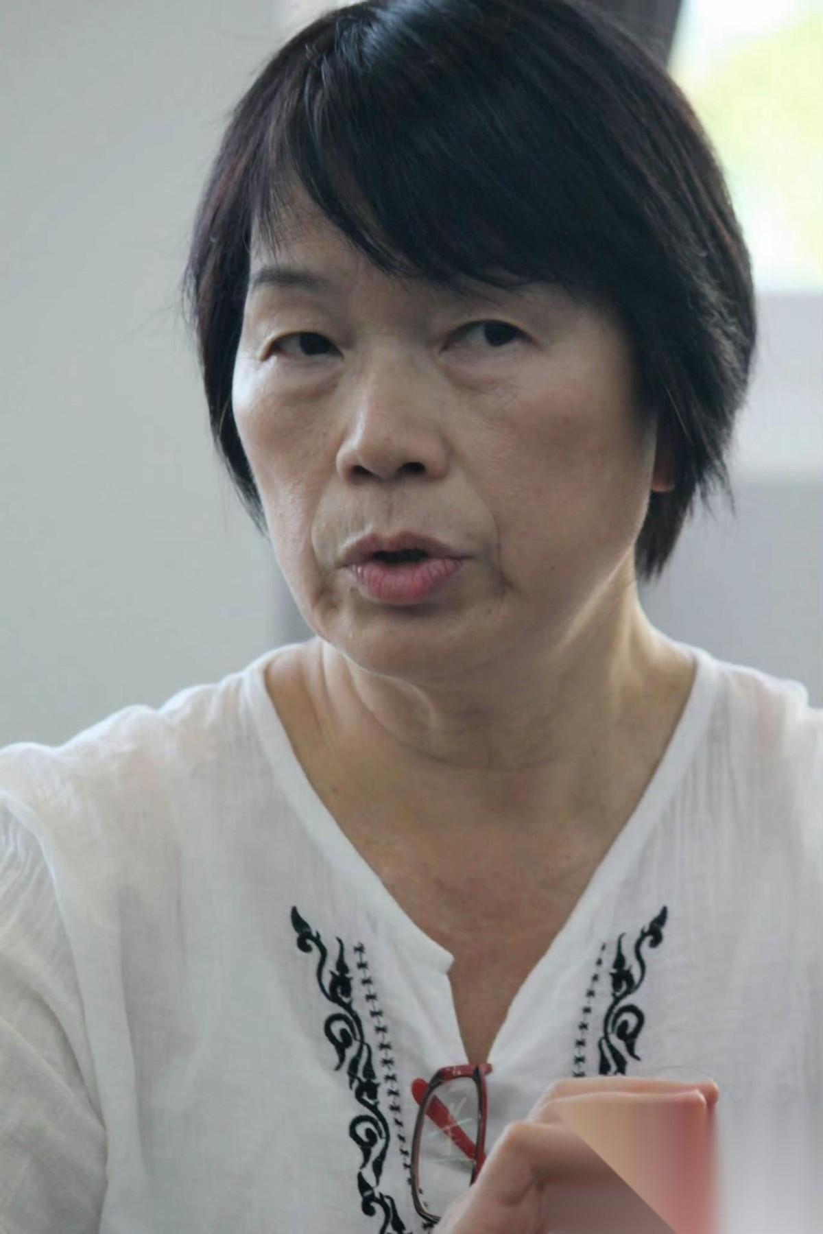 扒开反动文人龙应台的“白骨视角”龙应台说，他提出“白骨视角”其实就是明摆着要给咱